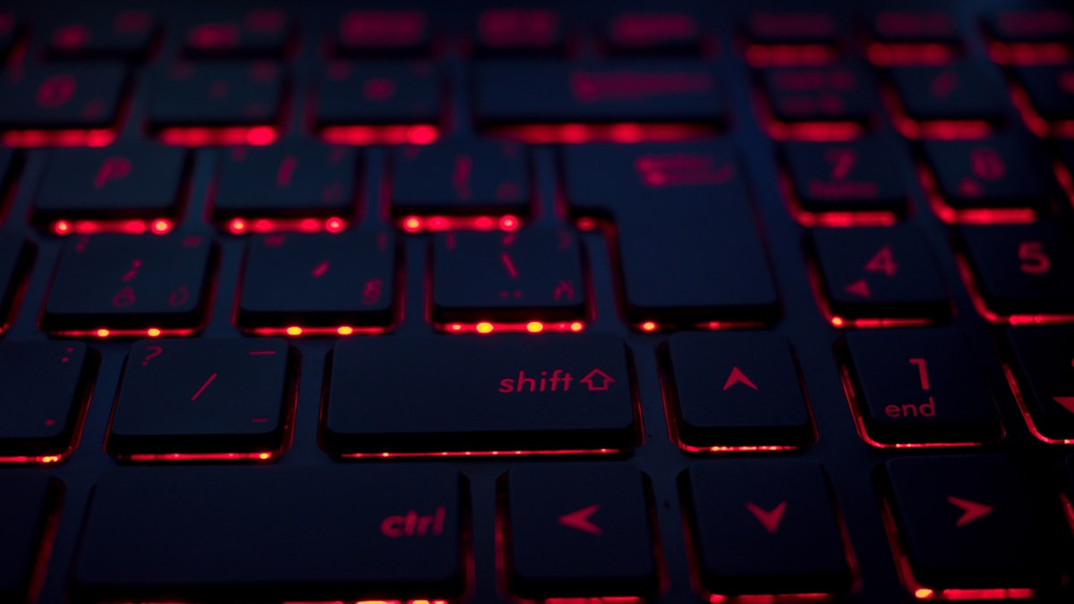 Serveur et code source, symbolisant la pile WordPress et PHP