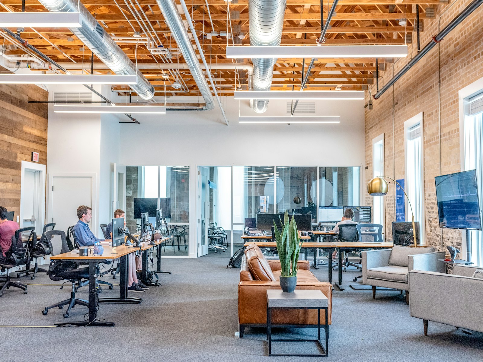 Équipe produit travaillant sur des templates SEO programmatique